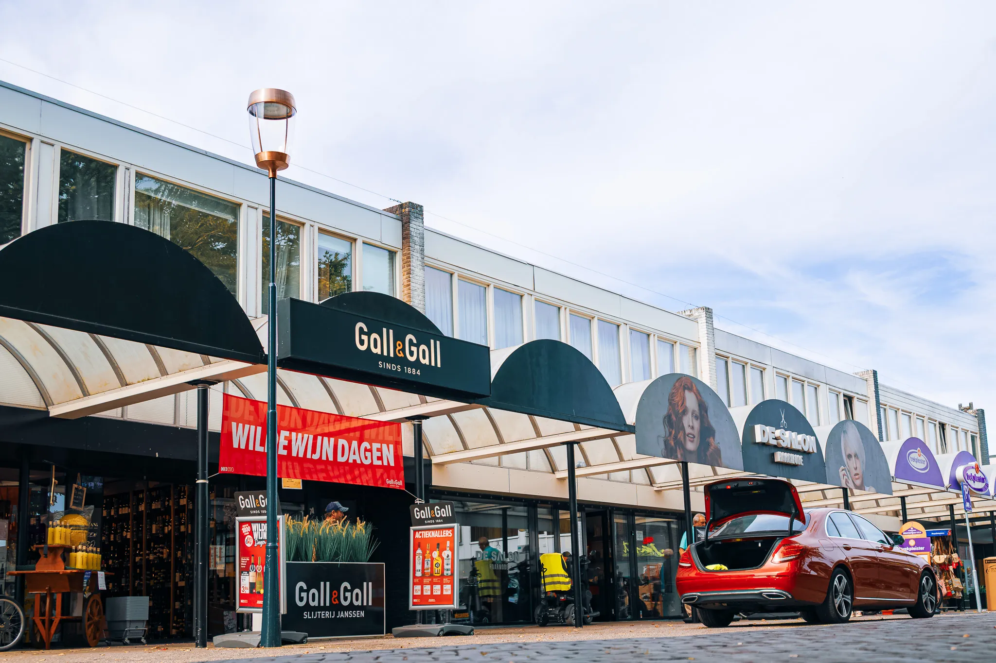 Model Circular van DE NOOD in een winkelstraat