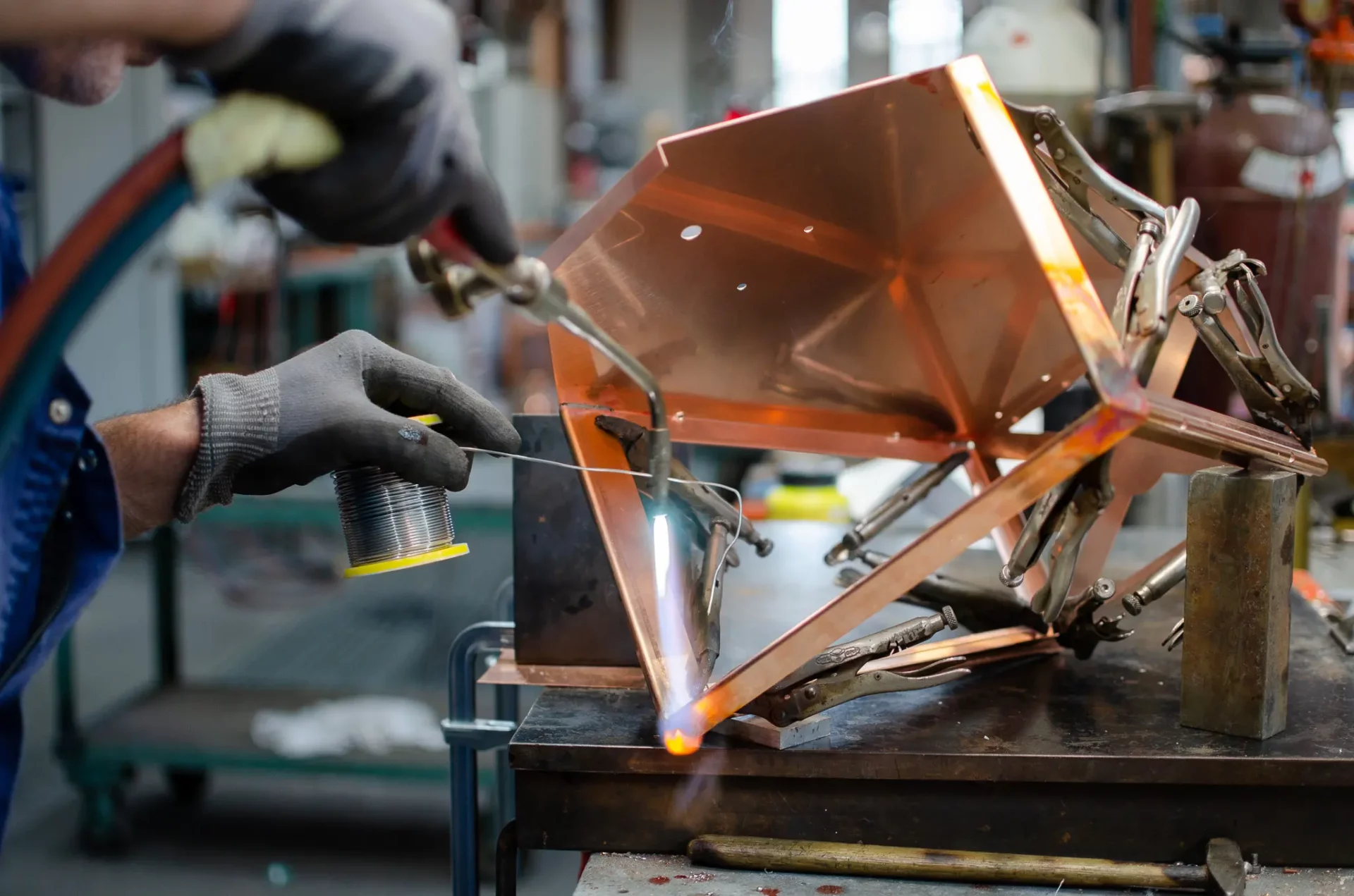 Een man die bezig is met het in elkaar zetten van een verlichtingsarmatuur