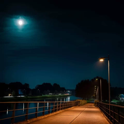 Verlichting op de fietsbrug in Dongen