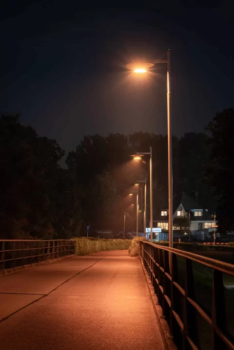 Verlichting op de fietsbrug in Dongen