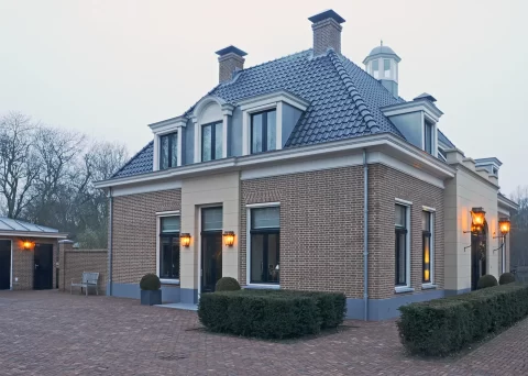 Aanzicht van een gevel met klassieke verlichting aan de wand