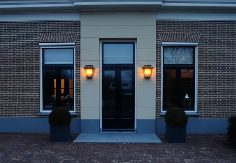 Voordeur met klassieke verlichting naast de deur