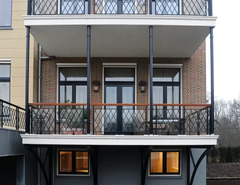 Balkon met klassieke verlichting aan de wand